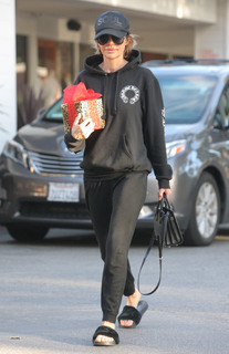 Lisa Rinna feet photo thumbnail