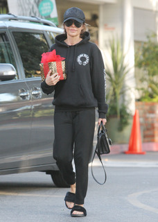 Lisa Rinna feet photo thumbnail