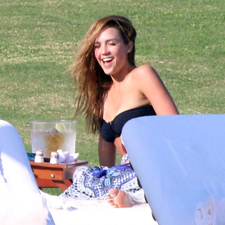 Jessica Alba feet photo thumbnail