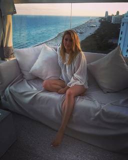 Ellie Goulding feet photo thumbnail