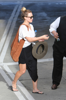 Hilary Duff feet photo thumbnail