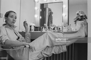 Emma Thompson feet photo thumbnail