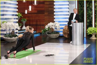 Khloé Kardashian feet photo thumbnail