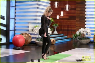 Khloé Kardashian feet photo thumbnail
