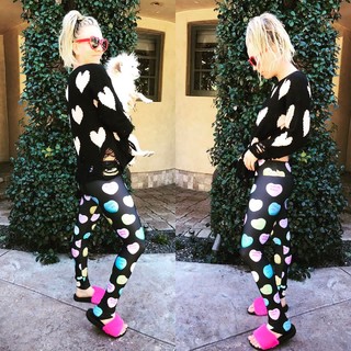Kaley Cuoco feet photo thumbnail
