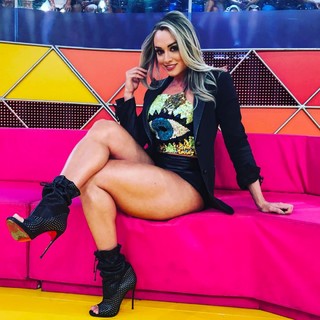 Juliana Salimeni feet photo thumbnail