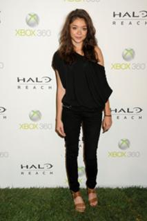Sarah Hyland feet photo thumbnail