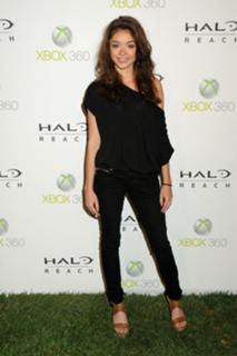 Sarah Hyland feet photo thumbnail
