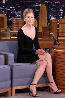 Rosamund Pike feet photo thumbnail