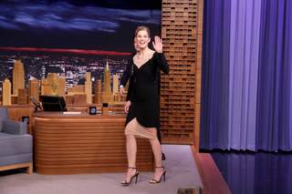 Rosamund Pike feet photo thumbnail