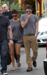 Halle Berry feet photo thumbnail