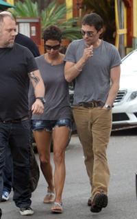 Halle Berry feet photo thumbnail