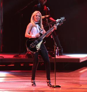 Carrie Underwood feet photo thumbnail