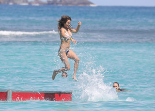 Brooke Burke feet photo thumbnail