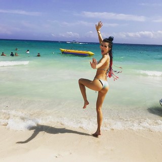 Bella Thorne feet photo thumbnail