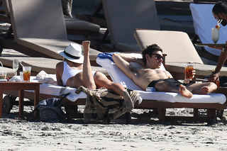 Hilary Duff feet photo thumbnail