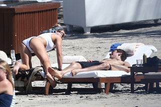 Hilary Duff feet photo thumbnail