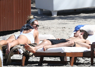 Hilary Duff feet photo thumbnail