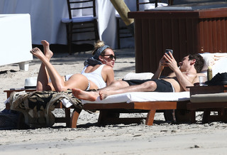 Hilary Duff feet photo thumbnail