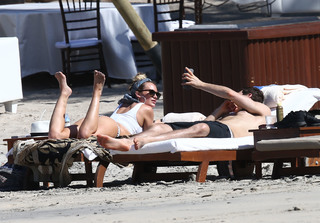Hilary Duff feet photo thumbnail