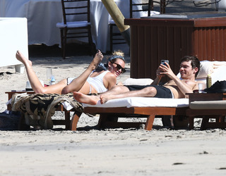 Hilary Duff feet photo thumbnail