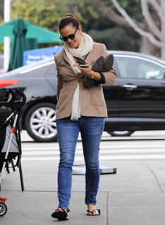 Jennifer Garner feet photo thumbnail