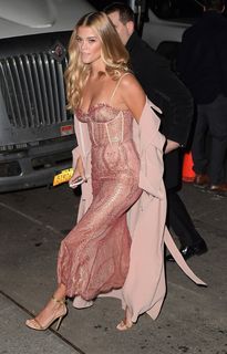 Nina Agdal feet photo thumbnail