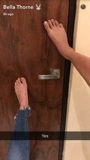 Bella Thorne feet photo thumbnail