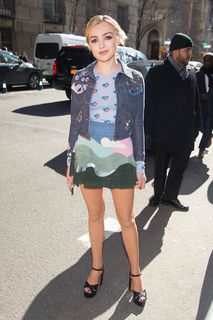 Peyton List feet photo thumbnail