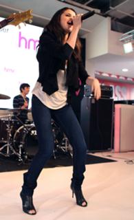 Selena Gomez feet photo thumbnail