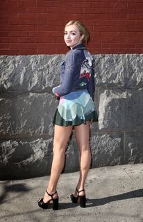 Peyton List feet photo thumbnail