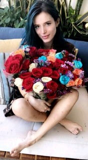 Bella Thorne feet photo thumbnail