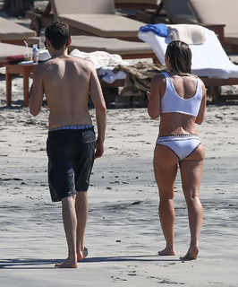 Hilary Duff feet photo thumbnail