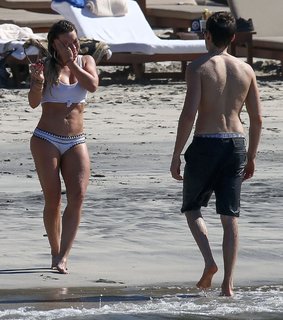 Hilary Duff feet photo thumbnail