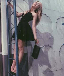 Peyton List feet photo thumbnail