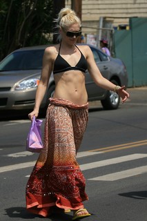 Gwen Stefani feet photo thumbnail