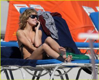 AnnaLynne McCord feet photo thumbnail