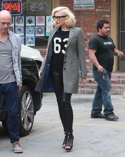Gwen Stefani feet photo thumbnail