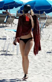 AnnaLynne McCord feet photo thumbnail