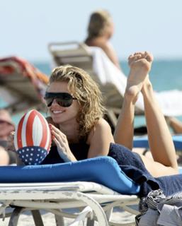 AnnaLynne McCord feet photo thumbnail