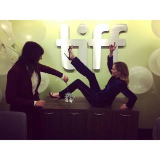 Zoey Deutch feet photo thumbnail