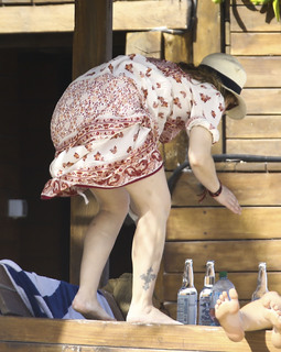 Drew Barrymore feet photo thumbnail