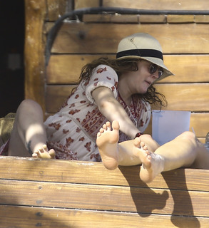 Drew Barrymore feet photo thumbnail