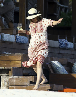 Drew Barrymore feet photo thumbnail
