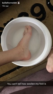 Bella Thorne feet photo thumbnail