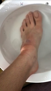 Bella Thorne feet photo thumbnail