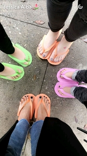 Jessica Alba feet photo thumbnail