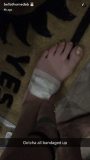 Bella Thorne feet photo thumbnail
