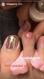 Katy Perry feet photo thumbnail