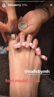 Katy Perry feet photo thumbnail